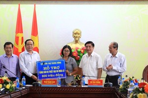 陳清敏主席對達樂省各民族同胞遭遇洪澇嚴重損失表示慰問，向達樂省祖國陣線委員會提供8億元輔助，為受影響的貧困戶興建20間大團結住房。