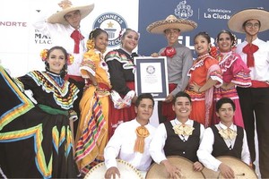 表演者與吉尼斯世界紀錄證書合照。