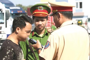 交通警察檢查駕駛者的酒精濃度。