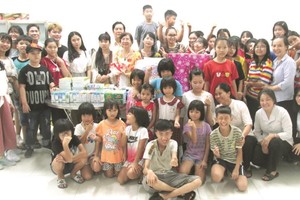 慈念外語中心師生探望孤兒院