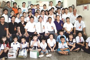 柯蔡大宗祠諸位理事與獲獎優秀子弟合照。