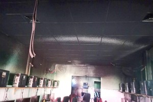 阮清鴻家庭的網吧被燒毀。