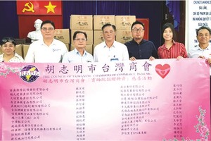 值一年一度中秋節來臨，胡志明市台灣商會會長鄭文忠、秘書長林裕雄及多位台商昨(6)日上午前往看望與贈送禮物給舊邑郡兒童輔育中心殘疾兒童、孤兒。