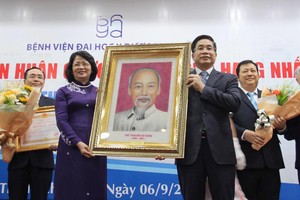 市醫藥大學醫院昨(6)日上午榮獲國家頒授一等勞動勳章。