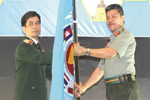 黃金鳳少將（左）接收APCN旗幟。