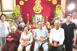 長者們領取祝壽紅包。 