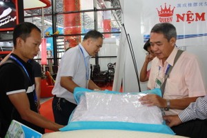 越南華人企業萬成乳膠床墊公司參加第十五屆中國-東盟博覽會。