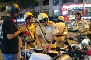 交警提醒外國人要遵守交規。