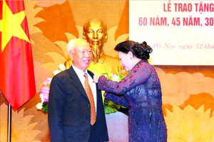 黨中央政治局委員、國會黨團書記、國會主席阮氏金銀，於日前在國會大廈出席了由國會辦公廳機關黨部舉行的60年、45年及30年黨齡紀念章頒授儀式。