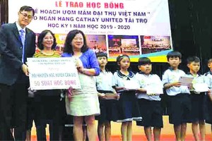 頒贈近千份獎學金予清貧學子