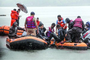 救援人員在湖面上搜救。