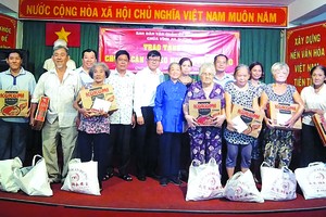 阮北南主任和何金蓮住持等代表贈送禮物予窮人。