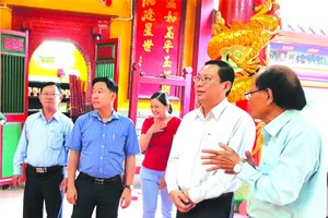 陳友福副主席(右二)與代表們參觀溫陵會館。