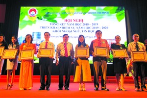 ４所華文培訓中心獲頒發獎狀。