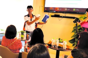 華人企業家張信發向企業團介紹產品。