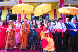 世界佛教華僧會會長淨心長老、朱立基與 張美蘭夫婦和貴賓參加剪綵儀式。