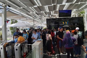 多人排隊準備乘搭水上巴士。