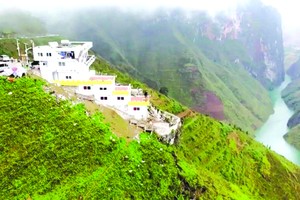 檢查馬鼻樑嶺上非法工程