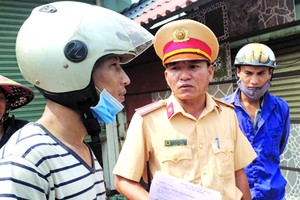 昨(11)日上午9時，市公安廳陸路與鐵路交通警察科(PC08)平兆交警隊執行巡邏和檢查任務時，對第十二郡蘇玉雲街與1號國道四岔路口，在1號國道摩托車逆向行駛導致交通安全隱患作出處罰。