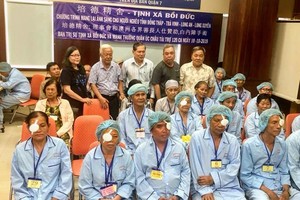 精舍理事會代表與術後病人合攝。