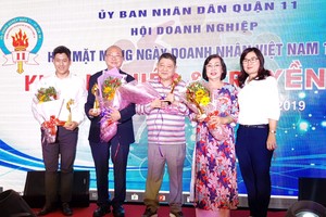 第十一郡領導送花祝賀獲“持久穩固發展” 稱號的企業。