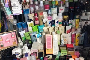 劣質化妝品充斥市場。