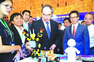 市委書記阮善仁參觀本市的高新技術項目。