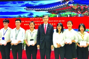 　　韓國駐本市總領事 Lim Jae Hoon 向大學生 頒發獎學金。