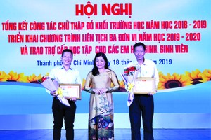 市紅十字會副主席鄧氏明孝頒贈感謝狀 給慶雲南院與溫陵會館代表。