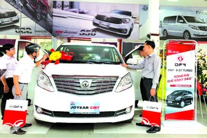 客人參觀東風風行光芳店的汽車。