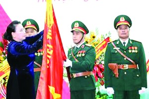 國會主席阮氏金銀莊重地向國防部第二總局在決勝軍旗別上徽章與授予人民武裝力量英雄稱號◆