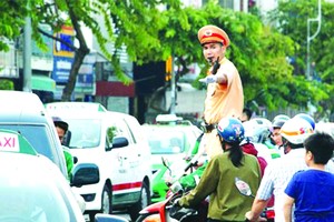 交警維持交通安全秩序。