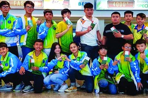 翁嘉豐(後排左五)與第五郡馬來武術隊參加第八屆新加坡馬來武術錦標賽。