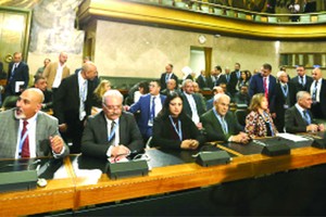 敘利亞憲法委員會的代表們召開會議。