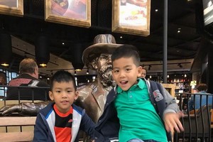 　　德籍越僑的兩名小孩正在離慕尼黑120公里的雷根 斯堡市玩耍。