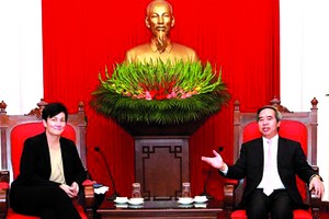 黨中央政治局委員、黨中央書記、中央經濟部長阮文平昨(7)日下午在黨中央辦事處接見了國際金融組織(IFC)總裁史蒂芬妮女士。
