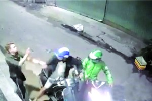 歹徒用催淚器攻擊及搶奪財物。