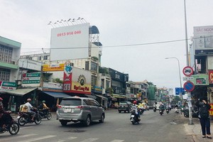 從杭青四岔路口至山橋路段的乂靖蘇維埃街沒有綠樹。