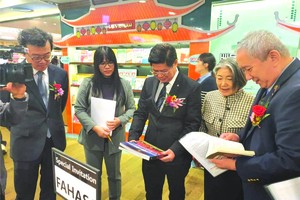 市書籍發行公司在韓國Kyobo Gwanghwamun書局開設的越南書籍攤位於昨(21)日正式投入活動，由該公司總經理范明順為首的代表團已前往參加書展開幕儀式。