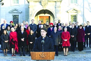 加拿大總理杜魯多（前）與新一屆內閣成員亮相。