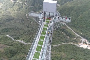 雲龍玻璃棧道正式對外開放。