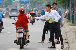 房地產公司人員在街上派發廣告傳單。