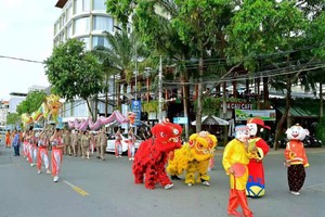 當天該會得到梁印堂醒獅團報效以雙獅雙龍表演祝賀之外，還護送理事成員從關帝廟步行至開會會場，隊伍空前少見◆    