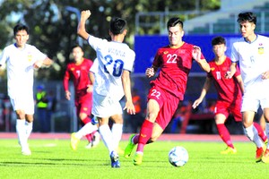 越南隊（紅衣）22號進靈上演帽子戲法。