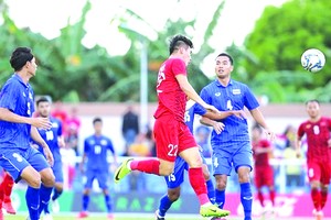 進靈（紅衣）梅開二度扳平２比２。