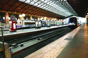 法國巴黎，當地鐵路公司員工組織罷工活動，車站空蕩蕩。