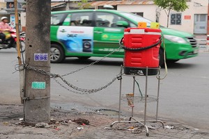 逾20公升的免費冰茶桶被鎖住，以提防偷竊。