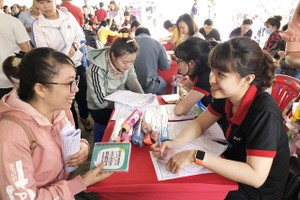 　　勞工在就業交易平台 參加面試。