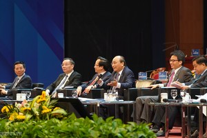 政府總理阮春福與青年對話。