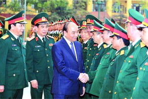 值越南人民軍成立日75週年(1944.12.22-2019.12.22)與全民國防盛會30週年(1989.12.22-2019.12.22)紀念，昨(19)日下午，政府總理阮春福前往看望並與裝甲與坦克兵種舉行會議。